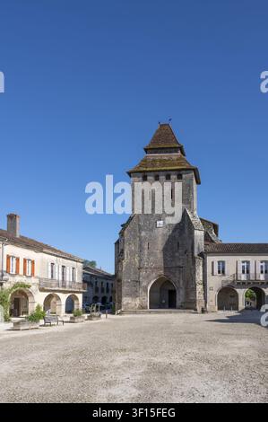 Il mercato storico di Place Royale fiancheggiato da case con arcate e la chiesa fortificata di Notre Dame al centro della bastida medievale in una giornata soleggiata Foto Stock