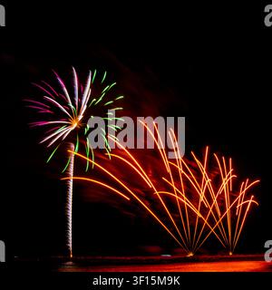 Fuochi d'artificio sulla spiaggia di Barcellona. Una notte d'autunno. Foto Stock