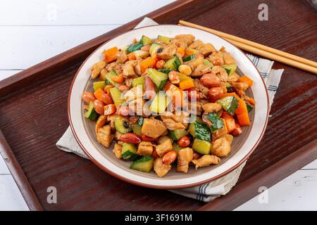 Pollo Kung Pao classico del Sichuan Pollo a cubetti saltato in padella con arachidi e verdure Foto Stock