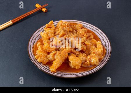 Filetto di pesce basa fritto dolce e aspro, croccante in stile cinese, frutti di mare Foto Stock