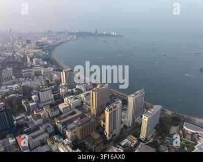Vista aerea dello skyline di Pattaya City con hotel alti, una spiaggia sabbiosa curva e barche ancorate nella baia di Pattaya City, Chon Buri, Thailandia Foto Stock
