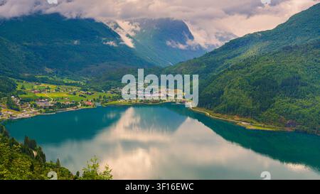 Una vista mozzafiato sul pittoresco villaggio di Loen, splendidamente situato sulle rive dell’Innvikfjorden nel comune di Stryn, Vestland, Norvegia Foto Stock