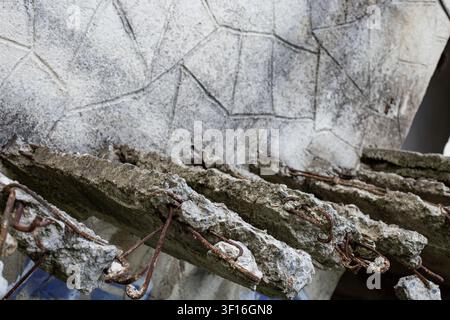 Scalini in lastre di cemento sgretolate con barre di rinforzo in acciaio arrugginito esposte Foto Stock