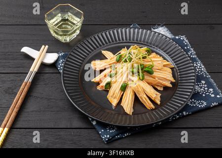 Insalata di pelle di tofu cinese con cetriolo e fungo orecchio di legno Foto Stock