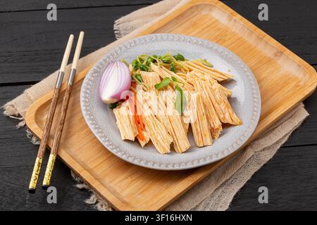 Insalata di pelle di tofu cinese con cetriolo e fungo orecchio di legno Foto Stock