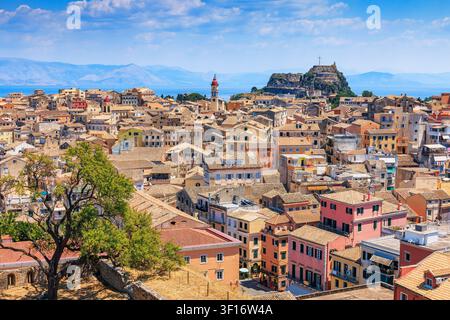 Corfù, Grecia. Vista panoramica della Città Vecchia vista dalla Fortezza Nuova. Foto Stock