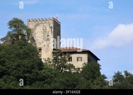 Una giornata estiva a Dorf Tirol, Tirolo, sopra la città termale di Meran, qui la vista sul castello di Thurnstein *** Una giornata estiva a Dorf Tirol Tirolo, sopra la città termale di Merano qui c'è una vista sul castello di Thurnstein Foto Stock