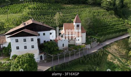 Una giornata estiva a Dorf Tirol, Tirolo, sopra la città termale di Merano, qui la vista sulla chiesa di San Pietro nella frazione di San Pietro *** Una giornata estiva vicino a Dorf Tirol Tirolo, sopra la città termale di Merano, ecco una vista della chiesa di San Pietro nel distretto di San Pietro Foto Stock