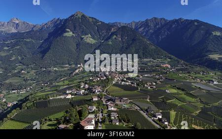 Una giornata estiva a Dorf Tirol, Tirolo, sopra la città termale di Meran, qui la vista sul paese, veduta del paese, skyline, inquadratura totale dall'alto, sullo sfondo la montagna locale, la Mutspitze *** Una giornata estiva vicino a Dorf Tirol Tirolo, sopra la città termale di Merano, qui c'è una vista del paese, una veduta del paese, lo skyline e un'inquadratura ampia dall'alto, con la montagna locale, la Mutspitze, sullo sfondo Foto Stock