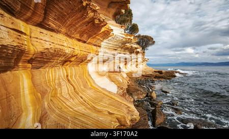Scogliere dipinte nel Parco Nazionale di Maria Island, Tasmania, Australia Foto Stock