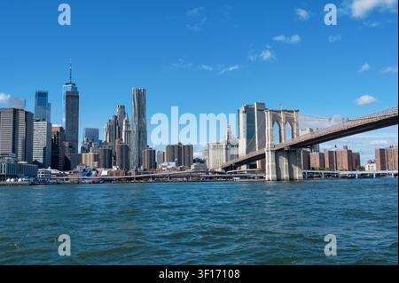 New York, Stati Uniti - 15 ottobre 2025; lato ovest del ponte di Brooklyn e dello skyline di Manhattan (New York) Foto Stock