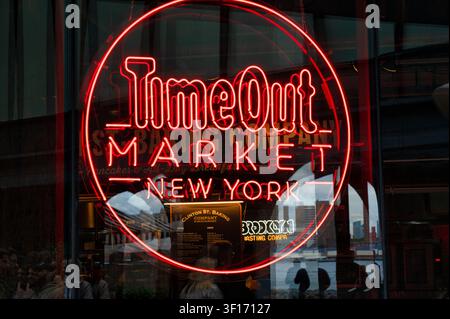 New York, USA - 15 ott. 2025: Il cartello del TimeOut Market a Brooklyn, NY. Foto Stock