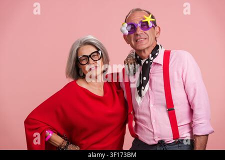 Coppia di anziani che abbracciano una longevità attiva e positiva Foto Stock