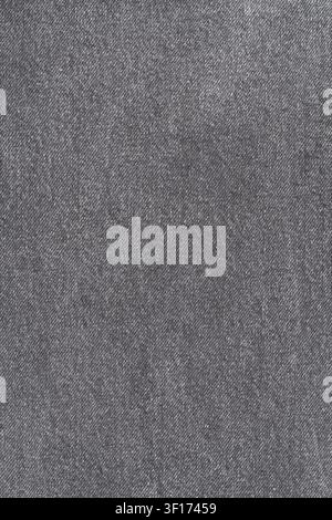Macro dettagliato di tessuto denim grigio scuro. Il tessile colorato neutro mostra una classica trama diagonale a twill. Sfondo versatile per design, moda o Foto Stock