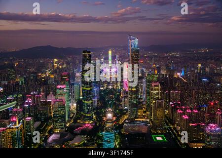 Paesaggio aereo del centro città del distretto finanziario illuminato di notte, Guangzhou, provincia di Guangdong, Cina Foto Stock
