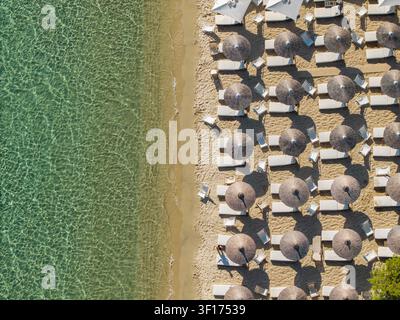 Vista aerea dall'alto verso il basso della spiaggia organizzata, Calcidica, Grecia Foto Stock