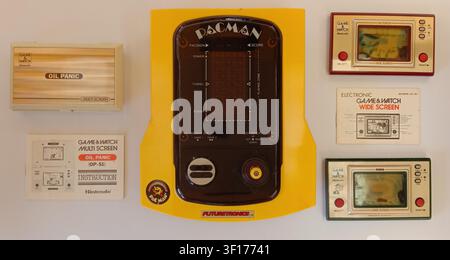 Collezione flat-lay di giochi per arcade elettronici portatili vintage degli anni '80. Comprende Tomy Futuretronics Pac-Man, Oil Panic, Popeye. Foto Stock