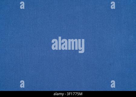 Superficie tessile blu liscia con trama finemente tessuta di colore uniforme. Un'illuminazione uniforme evidenzia la sottile grana del tessuto. Ideale per sfondi di design, prodotto Foto Stock