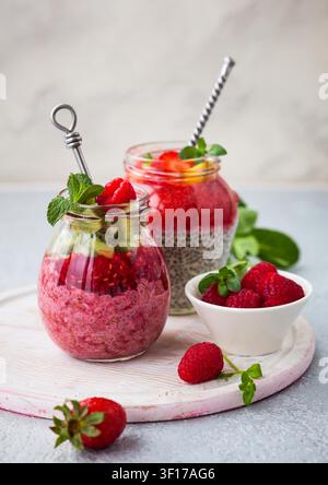 Budini di semi di chia con frutti di bosco e frutta per colazione Foto Stock