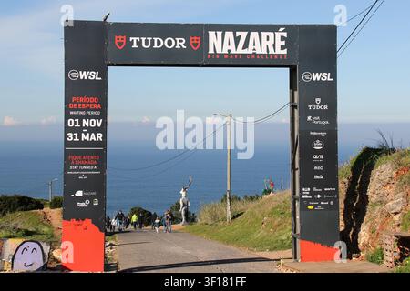 Arco d'ingresso della Nazaré Big Wave Challenge che si affaccia sull'Oceano Atlantico a Nazaré, Portogallo. Foto Stock