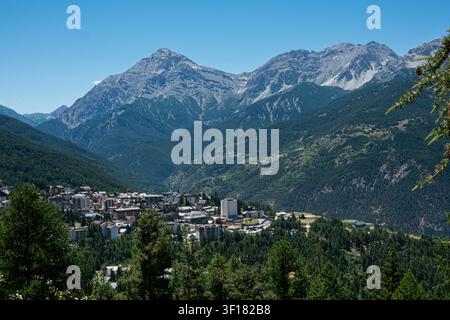 Vista panoramica di Sauze d'Oulx circondata dalle montagne della valle di Susa nelle Alpi italiane, Piemonte, Italia Foto Stock