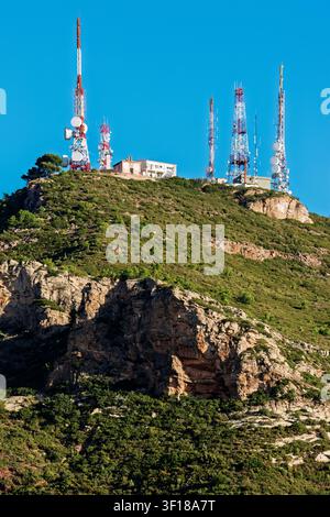 Torri di telecomunicazione e parabole sul picco roccioso del Monte Bartolo, Desierto de las Palmas, Benicassim, Castellón, Spagna. Foto Stock