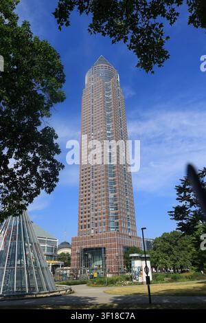 Messeturm a Francoforte incorniciato da foglie in primo piano Foto Stock