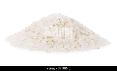 Cumulo di riso bianco rotondo crudo isolato su sfondo bianco vista laterale Foto Stock