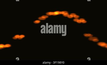 Le luci arancioni sono morbidamente messe a fuoco, creando un effetto bokeh su uno sfondo scuro. Le luci formano una forma ad arco con intensità variabile, offrendo un caldo Foto Stock