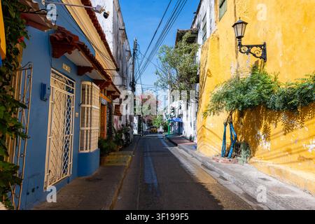 Cartagena, Colombia – 02 giugno 2026: strada vivace nel barrio Getsemaní che mostra una miscela unica di architettura coloniale colorata e cultura Foto Stock