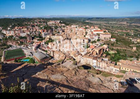 La città di Cardona in Spagna, con le sue case tipiche e i paesaggi circostanti Foto Stock