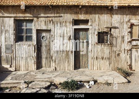 Capanne rustica con facciata in legno stagionato, architettura costiera tradizionale in legno, dettaglio, porte e finestre, appartamento dei lavoratori, insediamento storico Foto Stock