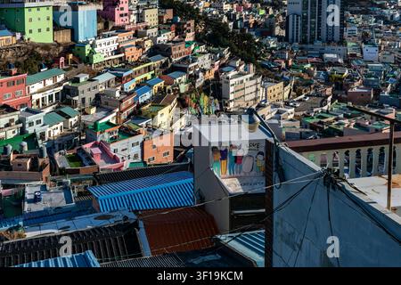 Vista aerea dei tetti colorati e del murale "Love Gamcheon", villaggio culturale di Gamcheon, Busan, Corea del Sud Foto Stock