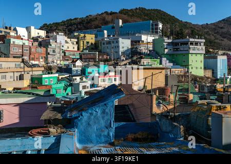 Tetti colorati e case sulle colline dipinte di blu, verde e rosa nel villaggio culturale di Gamcheon, una zona turistica popolare a Busan, in Corea del Sud Foto Stock