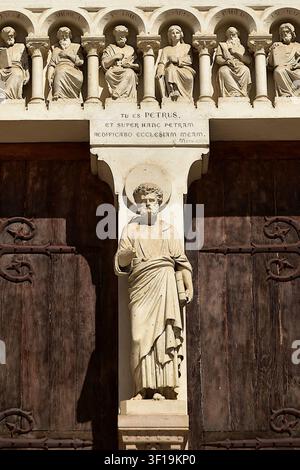 Statua di San Pietro al centro del portale principale sulla facciata principale della Chiesa di San Pietro a Mâcon Foto Stock