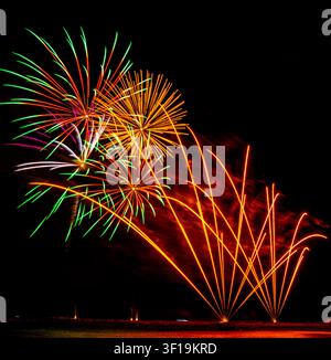 Fuochi d'artificio sulla spiaggia di Barcellona. Una notte d'autunno. Foto Stock