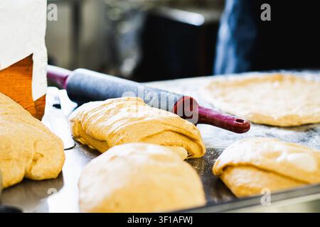 Impasto fornaio pieghevole a mano su acciaio inox Foto Stock