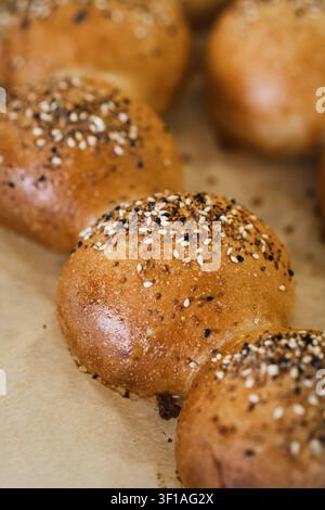 Panini con impasto naturale di grano con cospargoli Foto Stock