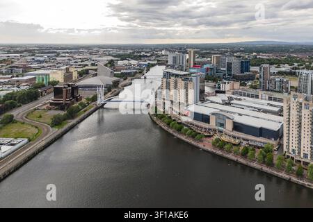 Vista aerea dell'architettura moderna e dell'iconica passerella Lowry che attraversa il Manchester Ship Canal a Salford Quays a Manchester, Inghilterra, Uni Foto Stock