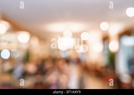 Interno di ristorante sfocato con luci bokeh calde per un design di sfondo accogliente e invitante Foto Stock