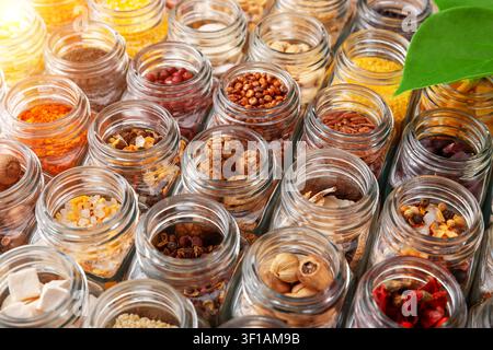 Varie spezie e condimenti cinesi in barattoli di vetro Foto Stock