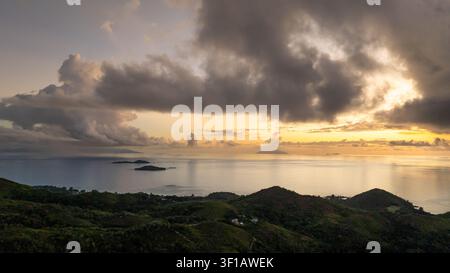 Vista aerea panoramica del tramonto sul mare. Seychelles, Mahe. Foto Stock