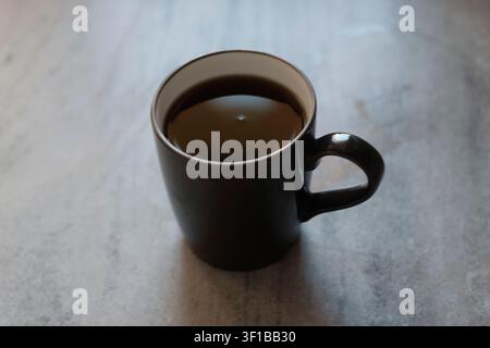 Caffè filtro appena preparato servito in una tazza di ceramica Foto Stock