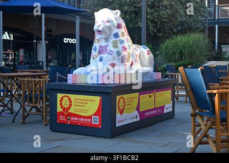 Scultura del leone Pride of Portsmouth numero 26, One hundred Voices, esposta all'interno di Gunwharf Quays. Luglio 2026. Foto Stock