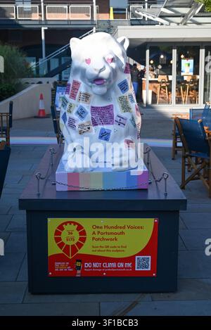 Scultura del leone Pride of Portsmouth numero 26, One hundred Voices, esposta all'interno di Gunwharf Quays. Luglio 2026. Foto Stock