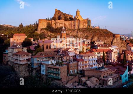 La Città Vecchia con la Moschea Juma, ai piedi della Fortezza di Narikala e della Chiesa di San Nicola, Tbilisi, Georgia, Caucaso, Eurasia, Europa Orientale Foto Stock