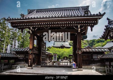 La storica porta esterna in legno Somon all'ingresso di Kencho-ji, un famoso tempio buddista Rinzai Zen nella città di Kamakura, Kanagawa, Giappone. Foto Stock