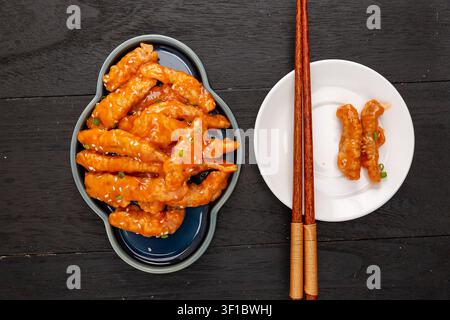 Strisce di maiale croccanti dolci e piccanti, filetto di maiale glassato cinese classico fritto Foto Stock