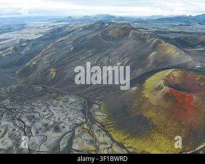 Vista aerea del cratere Raudaskal con i suoi vivaci pendii vulcanici rossi e i campi di lava muschiosi circostanti a Rangarthing ytra, Islanda. Foto Stock