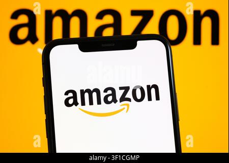 Parigi, Francia - 12 luglio 2026: Il logo Amazon Retail visualizzato sullo schermo di un telefono. Foto Stock